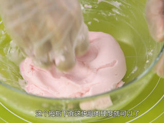 9、丸子椰汁西米露,把调好色素的水倒进去，和匀成面团，软硬程度结晶拇指下面的那块肌肉就差不多了，不同牌子的糯米粉吸水性都不一样，软了就加糯米粉，硬了就一滴一滴的加水，完全混匀看看状态，软硬适中就可以开始做心形啦