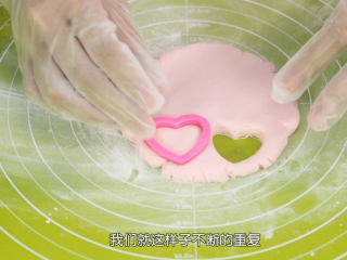 12、丸子椰汁西米露,拨出来的地方糯米粉已经完全被吸收了，要用糯米粉再铺匀垫子防粘，否则待会压模的时候，心形就取不出来了，然后用压模在上面压出形状，再用手把它取出来，这样心形的丸子就做好了，边缘比较毛躁的地方我们用手把它抹平整，就可以了，把它裹上一层糯米粉防粘，放在碟子上，尽可能不要叠在一起，单独放置