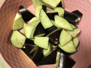 1、肉末烧茄子,茄子洗净切块儿。