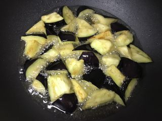 4、肉末烧茄子,中火炸至表面金黄。