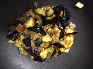 11、肉末烧茄子,加入另一半调料翻炒。