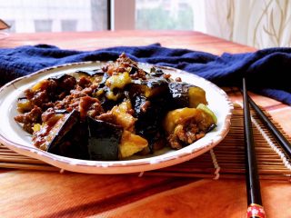 13、肉末烧茄子,盛出装盘。