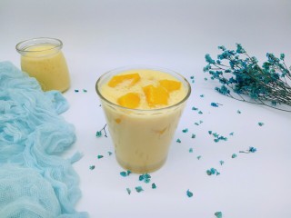 14、#冬喝暖饮夏吃冰#健康低卡-芒果酸奶昔,把留下来的芒果肉放在上面即可。