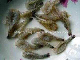 1、芝士鲜虾,鲜虾洗净后，去头，挑去虾线，从背部用刀切2/3深