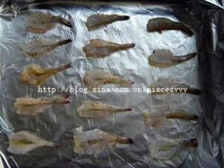 2、芝士鲜虾,将虾拍平后铺入烤盘