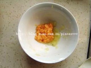 3、芝士鲜虾,沙拉酱、蒜蓉搅拌均匀，奶酪切丝待用