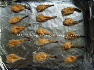 4、芝士鲜虾,沙拉蒜蓉酱抹在虾背部