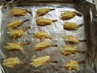 5、芝士鲜虾,撒一层奶酪丝，180度烤箱中层烤制15分钟即可