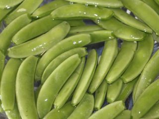 2、腊肉炒甜豆,泡十五分钟