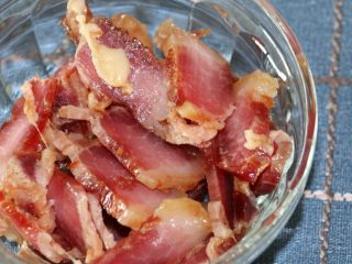 5、腊肉炒甜豆,腊肉切片