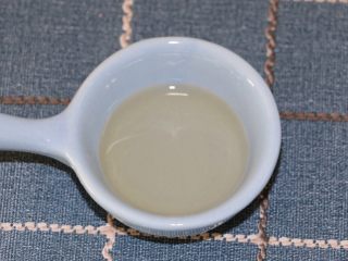 7、腊肉炒甜豆,准备一下料酒