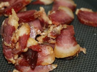 9、腊肉炒甜豆,下腊肉翻炒变色就行