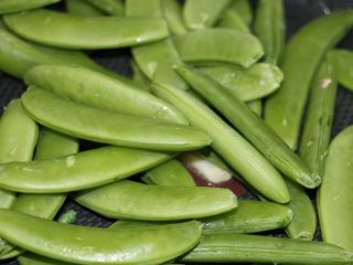 11、腊肉炒甜豆,下甜豆，炒均匀