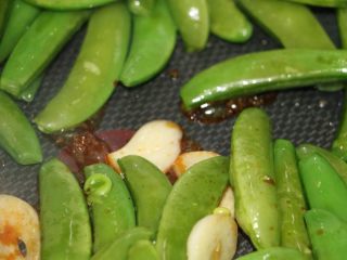 13、腊肉炒甜豆,下酱油，炒均匀