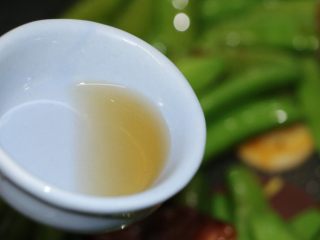 15、腊肉炒甜豆,下料酒，翻炒几下