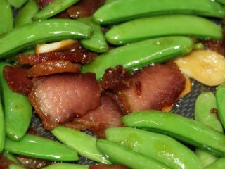 16、腊肉炒甜豆,甜豆可以生吃的，所以不需要炒太久哦。下料酒后炒几下就行了。