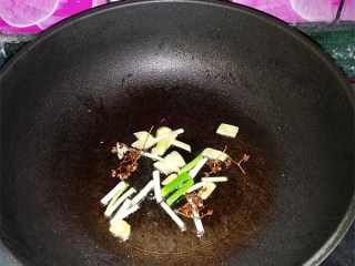 2、泡椒鹌鹑蛋,锅热后倒入适量芥花油，煸香葱姜与花椒