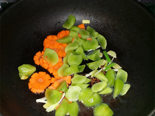 3、泡椒鹌鹑蛋,倒入莴笋与胡萝卜，煸炒