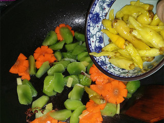 4、泡椒鹌鹑蛋,倒入泡椒煸炒