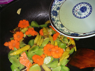 5、泡椒鹌鹑蛋,再倒入泡椒水和清水