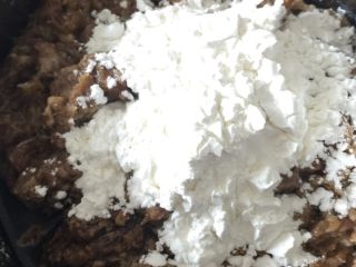 6、炸丸子,加入淀粉
