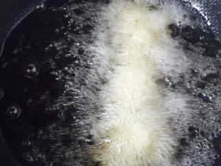 9、炸丸子,七八成热下锅炸