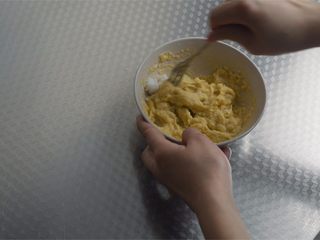 6、榴莲酥和法式千层酥皮制作,做馅料，首先捣碎榴莲肉，根据自己的口味加入适量砂糖。