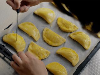 11、榴莲酥和法式千层酥皮制作,用小刀在表皮割出浅浅的纹路。