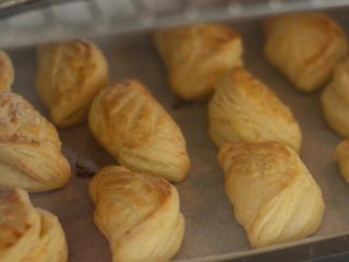 13、榴莲酥和法式千层酥皮制作,温度180摄氏度，时间15到20分钟。