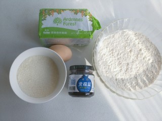 1、蓝莓酱夹心饼干,准备材料