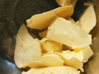 2、蓝莓酱夹心饼干,黄油提前放在温室软化