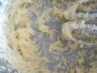 4、蓝莓酱夹心饼干,再分次加入蛋液，搅拌均匀。每加一次都要充分均匀，防止油水分离