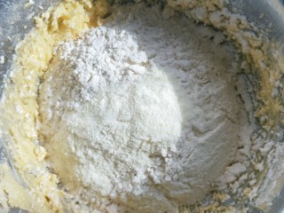 5、蓝莓酱夹心饼干,加入过筛之后的低筋面粉