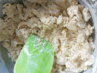 6、蓝莓酱夹心饼干,用搅拌刮刀搅拌均匀