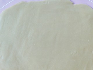 8、蓝莓酱夹心饼干,待面皮稍硬取出，用擀面杖擀出薄面片
