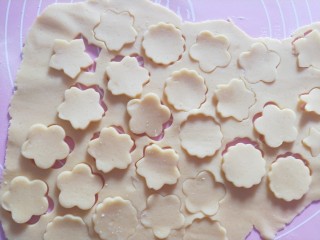 9、蓝莓酱夹心饼干,再用饼干模具压出若干相同形状