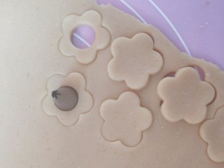 10、蓝莓酱夹心饼干,两两一组，一半为实心，一半为空心