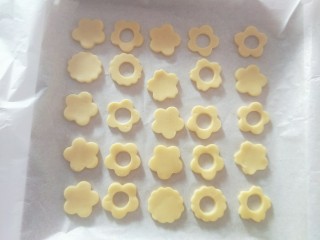 11、蓝莓酱夹心饼干,摆入烤盘