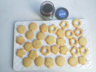 12、蓝莓酱夹心饼干,烤箱150度预热好，放入烤盘，烤15分钟