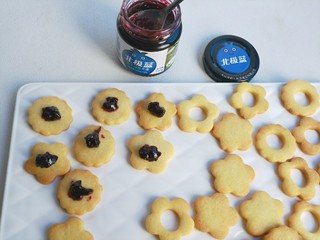 13、蓝莓酱夹心饼干,烘烤好的饼干取出放凉，取一块实心饼干上加入蓝莓酱，再以空心饼干重叠即可