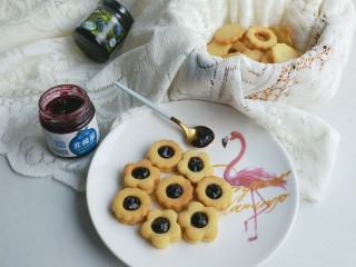 15、蓝莓酱夹心饼干,美味