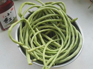 1、传统美食：蒸豆角,选择稍微老点的豆角，把豆角虫眼掐掉，两头掐掉，洗净控水。
