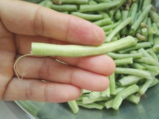 3、传统美食：蒸豆角,掰时有筋的地方用手一拉，筋就拉掉了。