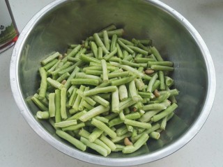 4、传统美食：蒸豆角,掰完的豆角。
