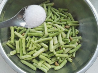 5、传统美食：蒸豆角,放盐（不知道放多少的可以先少放点，吃时感觉味淡再加盐调整味道）。