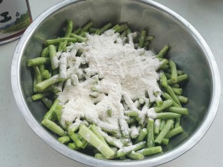 7、传统美食：蒸豆角,放面粉。