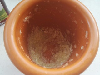 11、传统美食：蒸豆角,放蒜臼中捣成蒜泥。