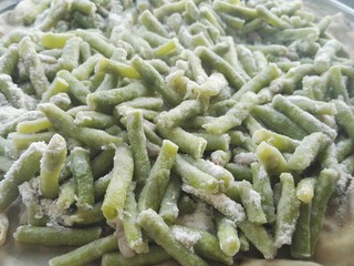 12、传统美食：蒸豆角,蒸好的豆角。