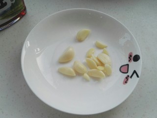 10、传统美食：蒸豆角,蒸豆角的同时剥蒜。