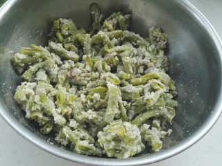 13、传统美食：蒸豆角,放盆中。